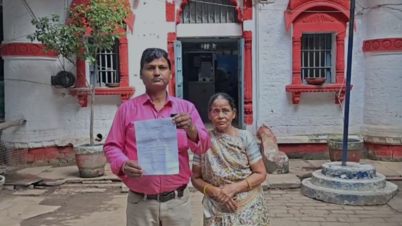 ग्वालियर में बुजुर्ग महिला के साथ ठगी: नकली नोटों का लालच देकर उतरवा लिए 2.5 लाख के जेवर, CCTV में कैद हुई वारदात