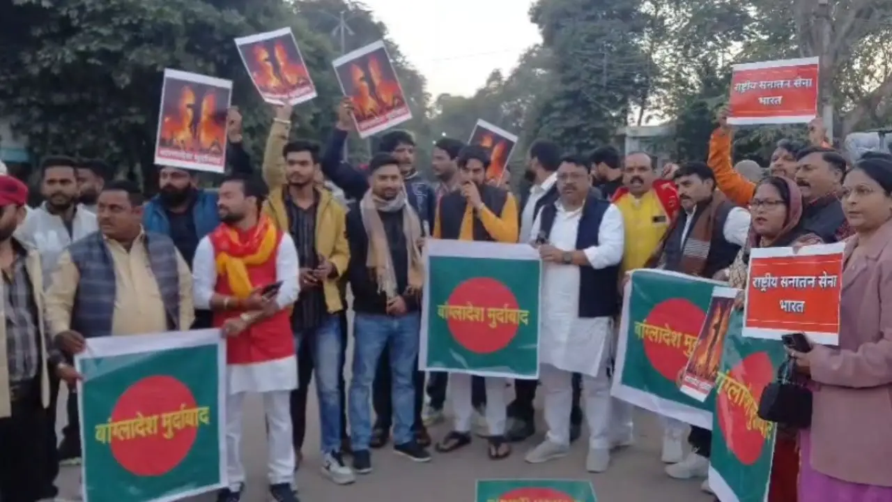 बांग्लादेश में हिंदू युवक पर अत्याचार के विरोध में ग्वालियर में प्रदर्शन
